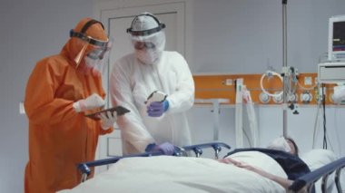 Coronavirus Hastalarını Ölçen Hemşire Sıcaklık ve Doktora Danışmanlık
