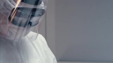 Koruyucu Takım Elbiseli Doktorlar Coronavirus Hastalarına Danışmanlık