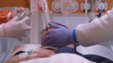 YavaşlaStencils - Doktor Koronavirüs Hastasına Oksijen Maskesi Takıyor