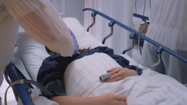 Slowmo - Arzt setzt Sauerstoffmaske auf Patienten, die unter Coronavirus leiden — Stockvideo