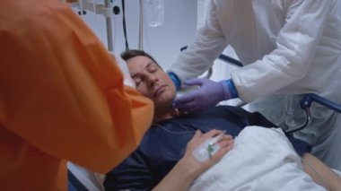 YavaşlaStencils - Doktor Koronavirüs Hastasına Oksijen Maskesi Takıyor