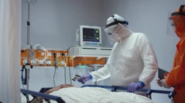 Coronavirus Hastalarını Ölçen Hemşire Sıcaklık ve Doktora Danışmanlık