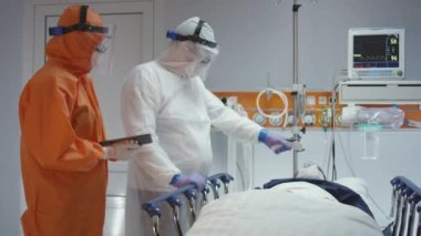 Coronavirus Hastalarını Ölçen Hemşire Sıcaklık ve Doktora Danışmanlık