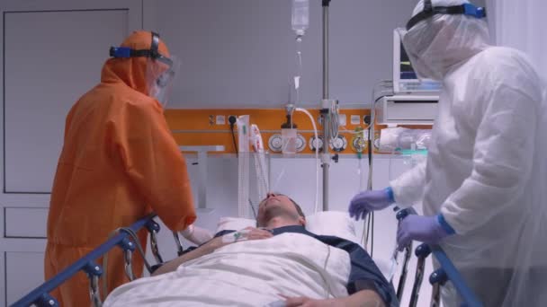 Slowmo -医師は、コロナウイルスに苦しむ患者に酸素マスクを置く — ストック動画