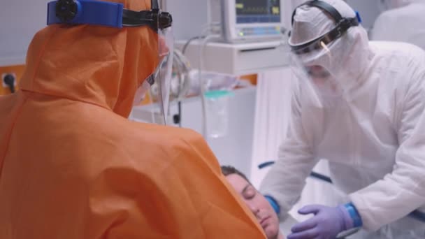 Slowmo - Arzt setzt Sauerstoffmaske auf Patienten, die unter Coronavirus leiden — Stockvideo