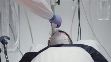 Slowmo - Coronavirus Hastalarını Ölçen Doktor Sıcaklığı ve Düşürme
