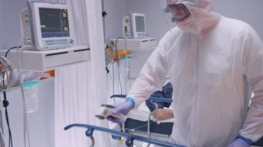 YavaşlaStencils - Doktor Koronavirüs Hastasına Oksijen Maskesi Takıyor