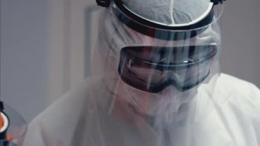 Koruyucu Takım Elbiseli Doktorlar Coronavirus Hastalarına Danışmanlık