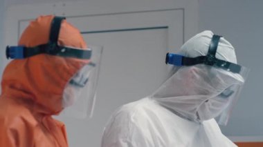 Slowmo - Koruyucu Takım Elbiseli Doktorlar Coronavirüs Hastalarına Danışma Konusunda