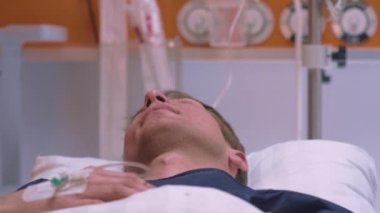 Doktor Koronavirüsten muzdarip Hastaya Oksijen Maskesi Takıyor