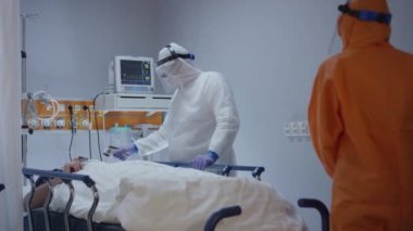 Coronavirus Hastalarını Ölçen Hemşire Sıcaklık ve Doktora Danışmanlık