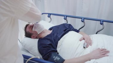 Coronavirus Hastalarını Ölçen Hemşire Sıcaklık ve Öncü Doktor Not Aldı