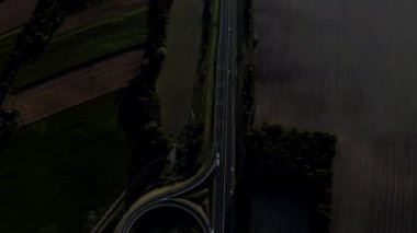 Green Fields 'ın ortasında, iki şeritli bir yolun yukarısında.