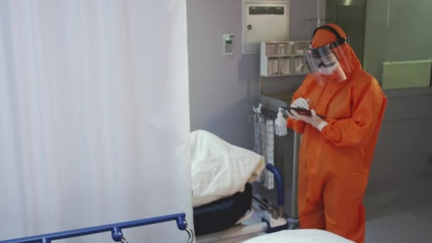 Lékař měří teplotu pacientů s koronavirem a zaznamenává to — Stock video