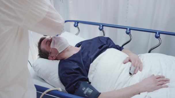 Enfermera midiendo Pacientes con Coronavirus Temperatura y Médico Principal Anotándolo — Vídeo de stock