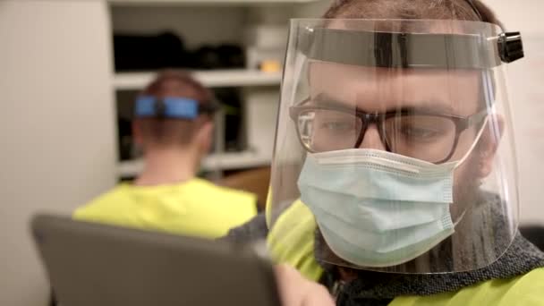 Arbetstagare i skyddande ansiktsmasker kontroll inventering i uppfyllelse Center — Stockvideo