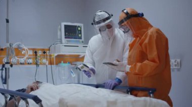 Coronavirus Hastalarını Ölçen Hemşire Sıcaklık ve Doktora Danışmanlık