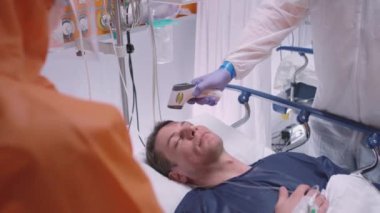 Doktor Koronavirüsten muzdarip Hastaya Oksijen Maskesi Takıyor