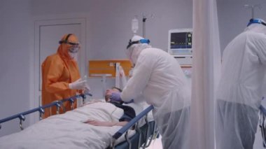 Doktor Koronavirüsten muzdarip Hastaya Oksijen Maskesi Takıyor