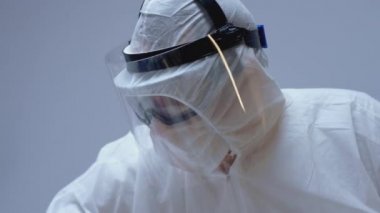 Koruyucu Takım Elbiseli Doktorlar EKG 'yi Coronavirus Hastasına Bağlıyor