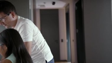 Genç Güneydoğu Asyalı Anne, Salgın Saçlı Kafkas Babası ve Kızı Mutfak Lavabosunda Meyve Yıkarken Oğullarının Ellerini Kurutuyor 