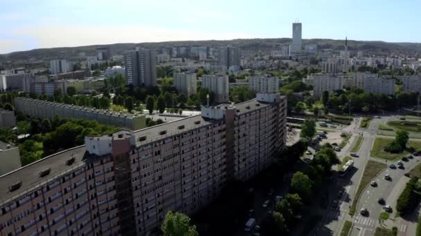 Kilátás egy elhagyatott belvárosi lakóépületre — Stock videók
