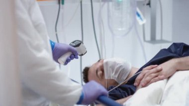 Doktor Coronavirus Hastalarını Ölçüyor Sıcaklık ve Not Alma