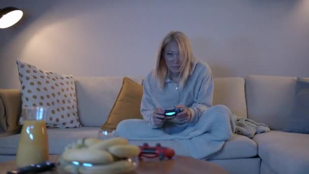 Super alegre focado muito sudeste ásia mulher jogar jogos de vídeo em um console e ganhar — Vídeo de Stock