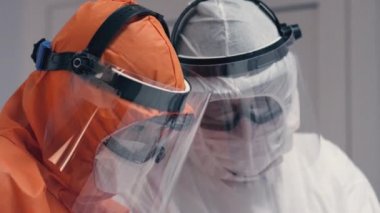 Koruyucu Takım Elbiseli Doktorlar Coronavirus Hastalarına Danışmanlık