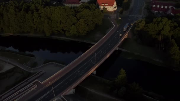 Puente de tres carriles sobre un río tranquilo por la mañana — Vídeos de Stock