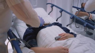 Doktor Koronavirüsten muzdarip Hastaya Oksijen Maskesi Takıyor