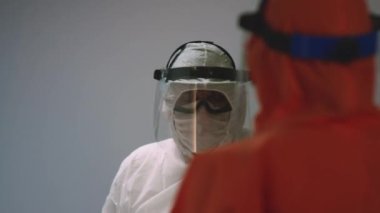 Koruyucu Takım Elbiseli Doktorlar Coronavirus Hastalarına Danışmanlık