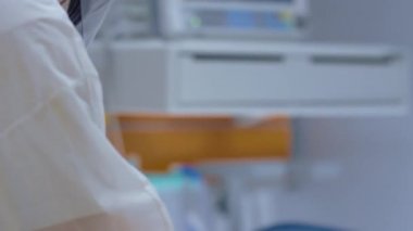 Koruyucu Takım Elbiseli Doktorlar EKG 'yi Coronavirus Hastasına Bağlıyor