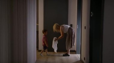 Genç Güneydoğu Asyalı Anne, Salgın Saçlı Kafkas Babası ve Kızı Mutfak Lavabosunda Meyve Yıkarken Oğullarının Ellerini Kurutuyor 