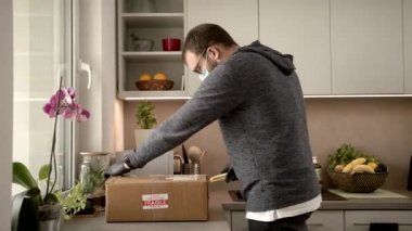  Mutfağa bir Salgın Malzeme Kutusu getirip paketleri açmak.