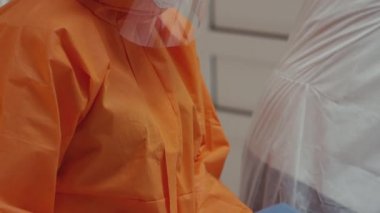 Coronavirus Hastalarını Ölçen Hemşire Sıcaklık ve Doktora Danışmanlık