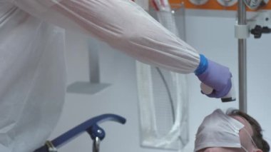 Coronavirus Hastalarını Ölçen Hemşire Sıcaklık ve Doktora Danışmanlık
