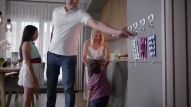 Aşırı mutlu aile, salgın sırasında evlerinden çıkmadan önce koruyucu maske takıyor.