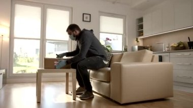 Açık Planlı Oturma Odası 'nda bir masanın üzerinde duran karton kutunun yakınlaştırılmış görüntüsü