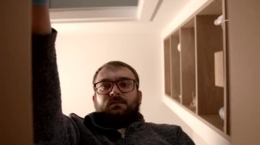 Yavaş POV Koruyucu Eldiven Giyen Evde Salgın Bir COVID 19 Paketi Kapanıyor