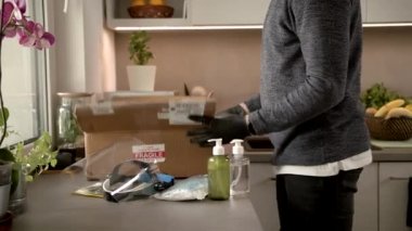 Slowmo: Paketi ve tüm COVID-19 Koruma Malzemelerini Mutfakta bırakmak