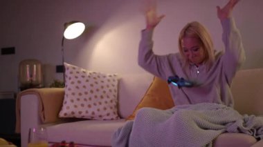 Slomo: Coşkulu Güneydoğu Asyalı Kadın Konsolda Video Oyunları Oynuyor ve Kazanıyor