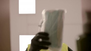 Slowmo: Tamamlama Merkezi 'nde COVID-19 Koruma Ögeleriyle Paket Paketleme