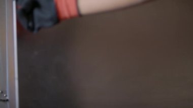 Ağır çekim: Kadın Laboratuvar Teknisyeni Dolaptan Örnek Silindiri Çıkardı