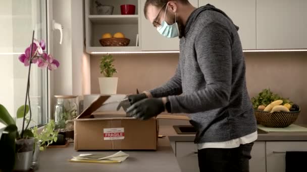 Slowmo: Unboxing A Pandemic COVID-19 Package tijdens het dragen van beschermende handschoenen — Stockvideo