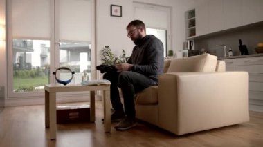 Slowmo: Evde Salgın Paketini açtıktan sonra Koruyucu Eldivenleri Çıkarmak