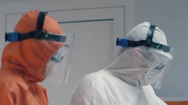 Koruyucu Takım Elbiseli Doktorlar Coronavirus Hastalarına Danışmanlık