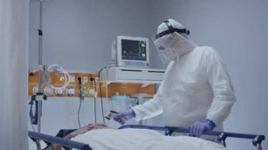 Coronavirus Hastalarını Ölçen Hemşire Sıcaklık ve Doktora Danışmanlık