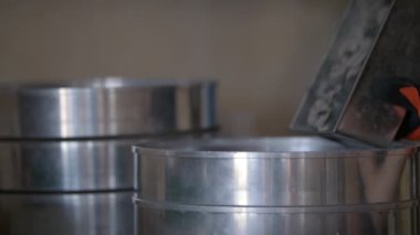 Slowmo: Laboratuvar Teknisyeni Asfalt Örnekleri Gümüş Süzgeç Fıçısına Döktü
