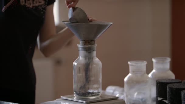 Powolny-mo: Technik laboratoryjny wypełnia butelkę szklaną próbkami bitumicznymi — Wideo stockowe